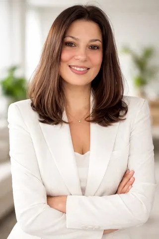 Nela Harosa — Gründerin von Strahlkraft40+